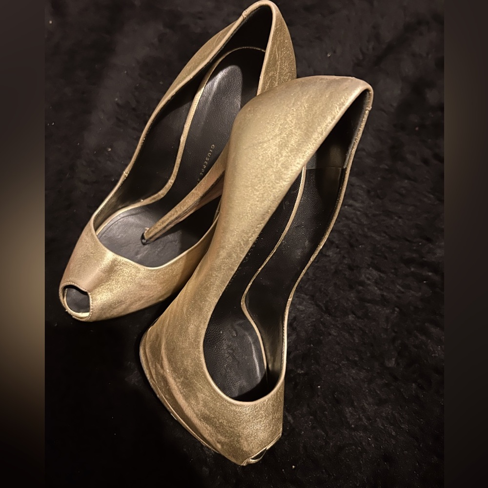 Gold Giuseppe pumps